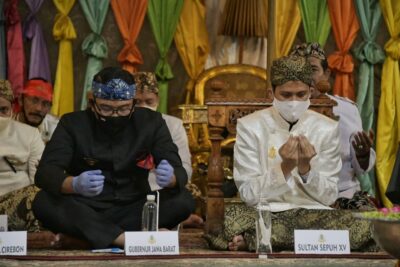 Ridwan Kamil saat menghadiri tahlilan Almarhum Gusti Sultan Sepuh XIV Pangeran Raja Adipati (PRA) Arief Natadiningrat di Dalem Agung Pakungwati Keraton Kasepuhan Cirebon, Minggu (30/8/2020). (Foto: Humas Pemprov Jabar)