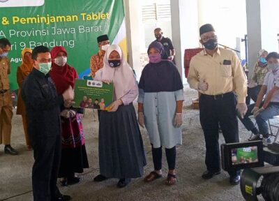 Penyerahan bantuan kuota dan gadget kepada siswa di SMAN 9 Kota Bandung oleh Kadisdik Jabar, Dedi Supandi. (Foto: Ardiansyah Putra/dara.co.id)