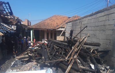 Dua unit rumah milik warga di Kampung Gombong RT 01/03, Desa Songgom, Kecamatan Gekbrong, Kabupaten Cianjur, Jawa Barat hangus terbakar, Sabtu (1/8/2020). (Foto: Angga Purwanda/dara.co.id)