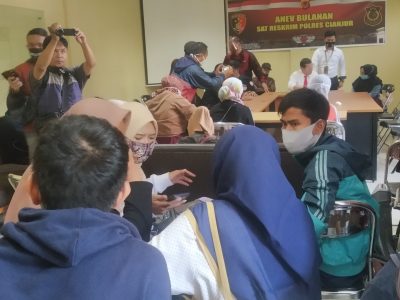 Sejumlah korban penipuan berkedok arisan saat mendatangi Mapolres Cianjur untuk melakukan laporan polisi. (Foto: Angga Purwanda/dara.co.id) 