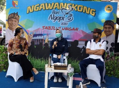 Kepala Dinkes Kabupaten Bandung, Grace Mediana Purnami (tengah) saat menjadi narasumber pada acara Ngawangkong Bari Ngopi di halaman Gedung Capetang, Soreang, Kabupaten Bandung, Jumat (7/8/2020). (Foto: Verawati/dara.co.id)