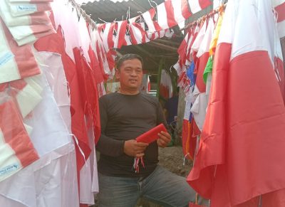 Iwan Setiawan, penjual bendera merah putih di Jalan Underpass Padalarang. (Foto: Heni Suhaeni/dara.co.id)