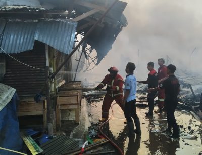 Sejumlah petugas pemadam kebakaran berusaha memadamkan api yang membakar kios-kios di Pasar Rakyat Ciranjang, Kecamatan Ciranjang, Kabupaten Cianjur, Jawa Barat, Senin (10/8/2020). (Foto: Angga Purwanda/dara.co.id)