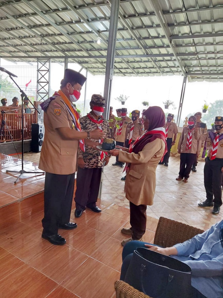 Ketua Kwarcab Gerakan Pramuka KBB Aseng Djunaedi menyerahkan bibit pohon anggur ke Kwarran Parongpong (Foto: Heni Suhaeni/dara.co.id)
