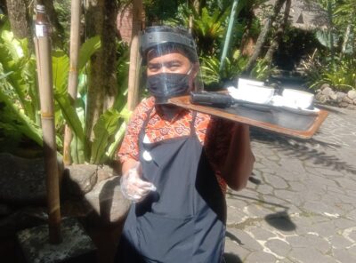 Pelayan di Kampung Daun menggunakan penutup wajah, masker serta sarung tangan sesuai protokol kesehatan. (Foto: Heni Suhaeni/dara.co.id)