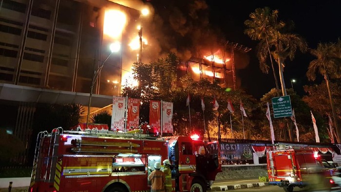 Gedung Kejaksaan Agung terbakar, Sabtu (22/8/2020) malam. (Foto: Detikcom)