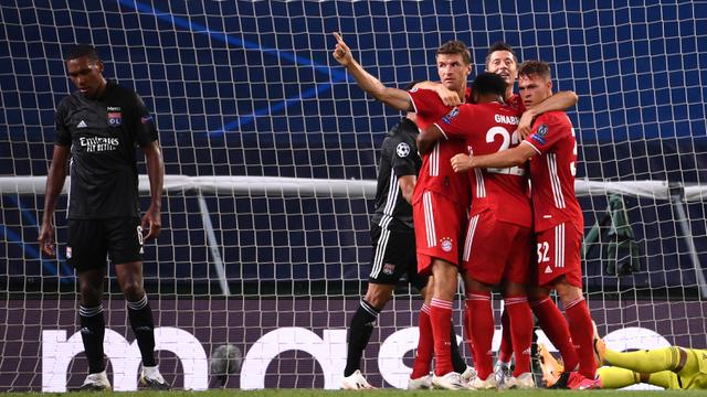 Pemain Bayern Munchen merayakan gol yang dicetak Serge Gnabry ke gawang Olympique Lyon pada semifinal Liga Champions 2019/2020 di Estadio Jose Alvalade, Kamis (20/8/2020) dini hari WIB. Bayern Munchen menang 3-0 atas Lyon. (Foto: AFP/Franck Fife/pool)