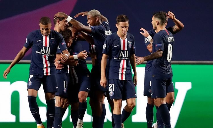 Angel Di Maria (tengah) merayakan gol bersama rekan-rekannya dalam laga semifinal Liga Champions RB Leipzig vs Paris Saint-Germain di Stadion Da Luz, Lisbon, Portugal, Rabu (19/8/2020) dini hari WIB. (Foto: AFP/Manu Fernandez)
