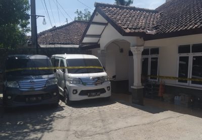 Rumah terduga pelaku penipuan berkedok arisan di Kabupaten Cianjur, Jawa Barat, dipasangi garis polisi oleh Polres Cianjur. (Foto: Angga  Purwanda/dara.co.id)