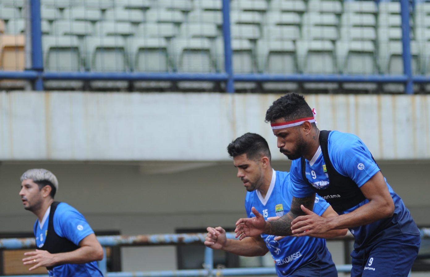 Wander Luiz bersama Fabiano Beltrame dan Esteban Vizcara saat mengikui sesi latihan bersama skuat Persib Bandung di STadion GBLA. (Foto: Asep Awaludin/dara.co.id)