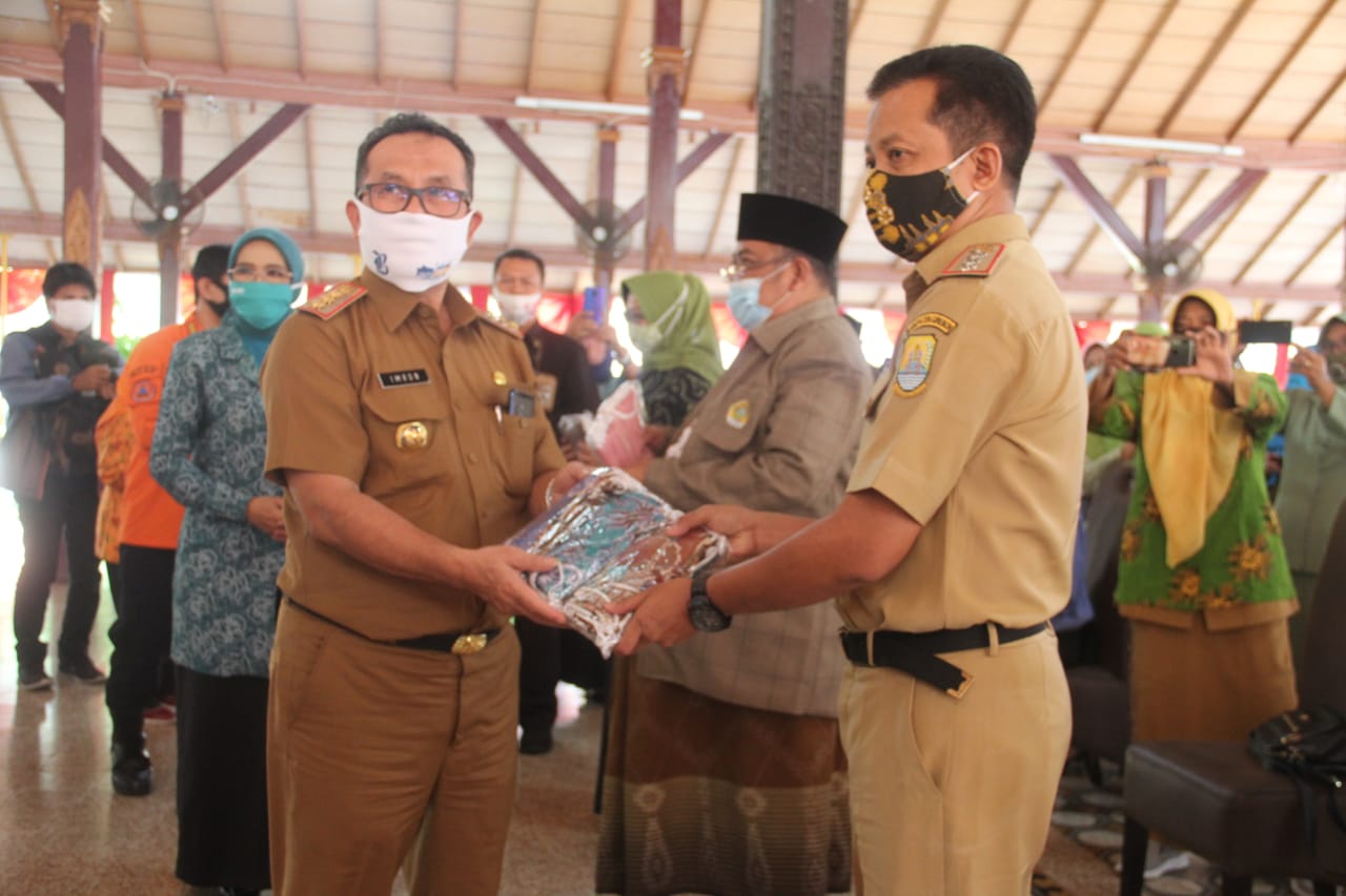 Pemkab Cirebon sebar puluhan ribu masker untuk masyarakat (Foto: Yohanes/dara.co.id)