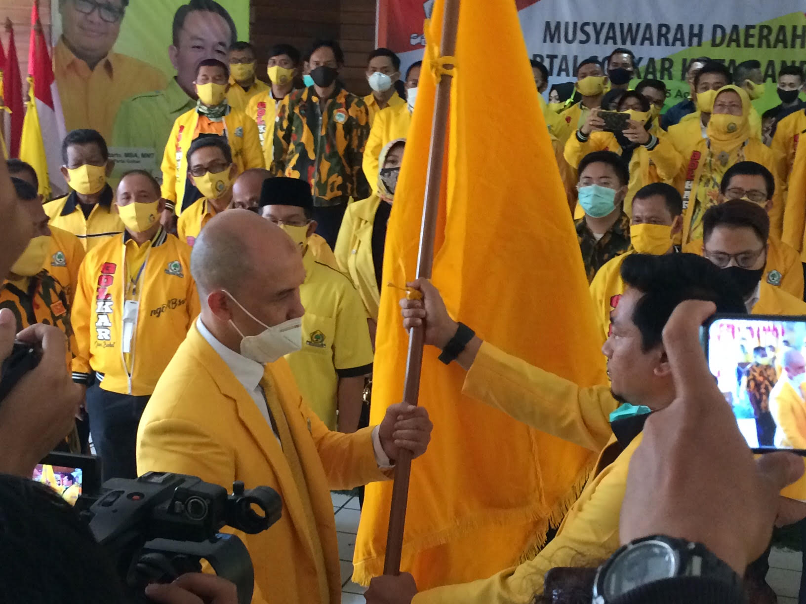 Ketua DPD Partai Golkar Kota Bandung Edwin Senjaya (kiri) menerima tongkat kepemimpinan usai terpilih secara aklamasi pada Musyawarah Daerah X Partai Golkar Kota Bandung, Sabtu (15/8/2020) (Foto: Avila/dara.co.id)