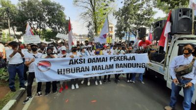 Aksi unjuk rasa damai dilakukan Perkumpulan Pegiat Pariwisata Bandung di Balai Kota Bandung, Jalan Wastukencana, Senin (3/8/2020). (Foto: Avila Dwi Putra/dara.co.id)