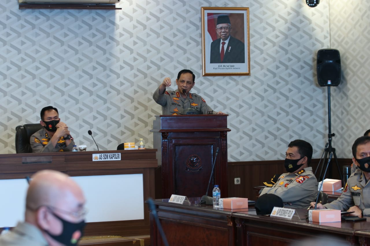 Komjen Pol Gatot Eddy Pramono saat memberikan arahan di Mapolda Jabar, Jalan Soekarno Hatta, Kota Bandung, Jumat (21/8/2020). (Foto: Avila Dwi Putra/dara.co.id)