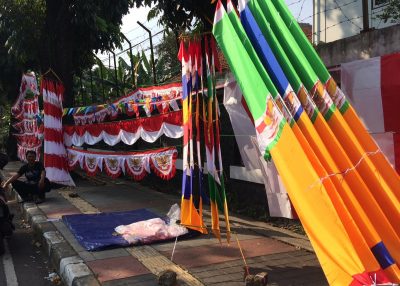 Seorang penjualn bendera di Jalan Bengawan, Kota Bandung, Jawa Barat, menunggu pembeli. (Foto: Avila Dwi Putra/dara.co.id)