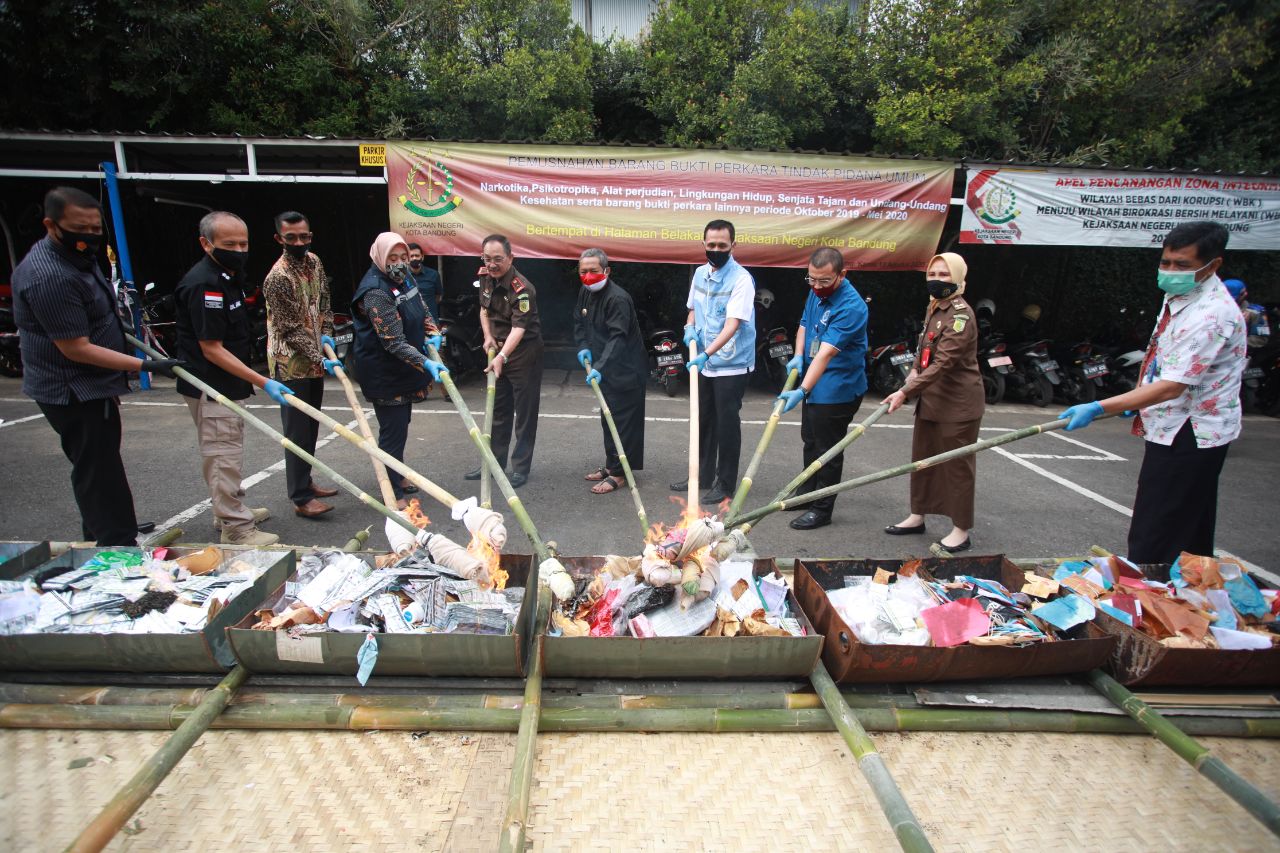 Forkopimda Kota Bandung saat memusnahkan masker daur ulang dan berbagai jenis narkoba di halaman kantor Kejaksaan Negeri Bandung, Jalan Jakarta, Kota Bandung, Jawa Barat, Kamis (13/8/2020). (Foto: Avila Dwi Putra/dara.co.id)