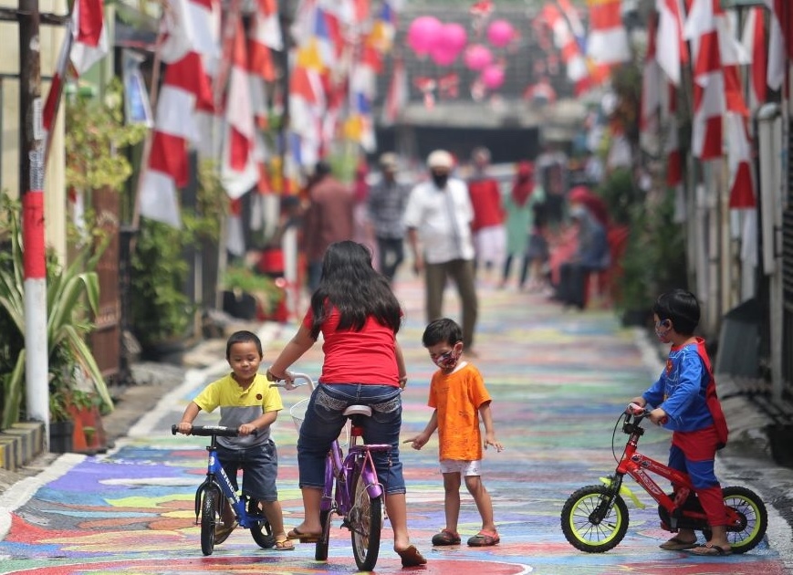 Menyambut HUT Kemerdekaan Republik Indonesia ke-75, warga RT 08/05, Kelurahan Cipamokolan, Kecamatan Rancasari, Kota Bandung, Jawa Barat menghiasi jalan sepanjang 140 meter dengan berbagai lukisan dan hiasan. (Foto: Avila Dwi Putra/dara.co.id)