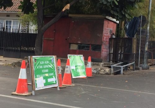 Sejumlah titik ruas jalan ditutup atau dilakukan rekayasa lalu lintas dampak pembangunan jembatan layang Jalan Jakarta-Jalan Supratman, Kota Bandung, Jawa Barat. (Foto: Avila Dwi Putra/dara.co.id)