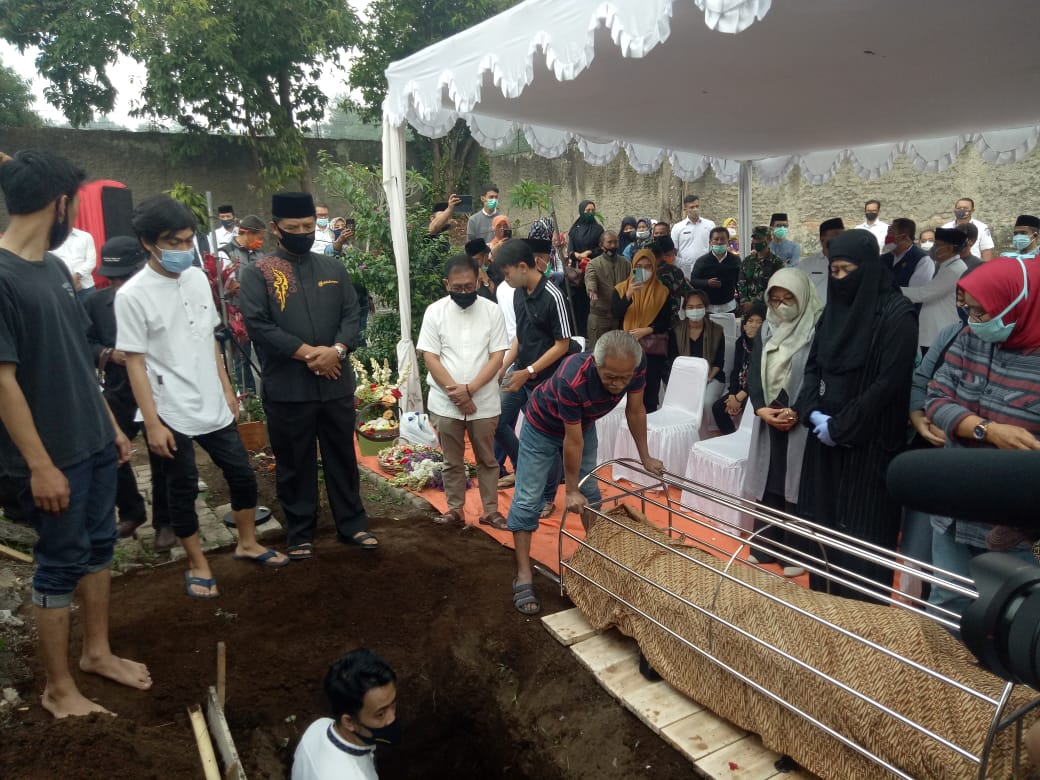 Bupati Bandung, Dadang Naser hadir dalam pemakaman jenazah Sekda Teddy Kusdiana di Lembang (Foto: Rahmat S/dara.co.id)