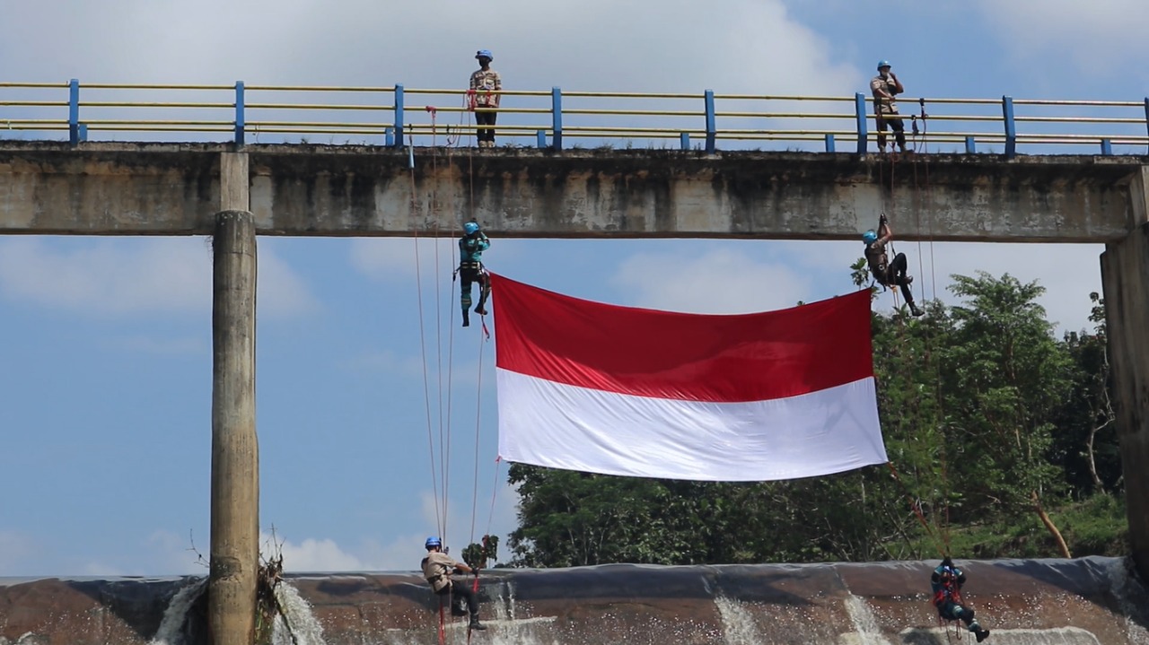 Tagana Kabupaten Tasik Kibarkan Bendera di Bendungan (Ayotasik.com/Irpan Wahab)