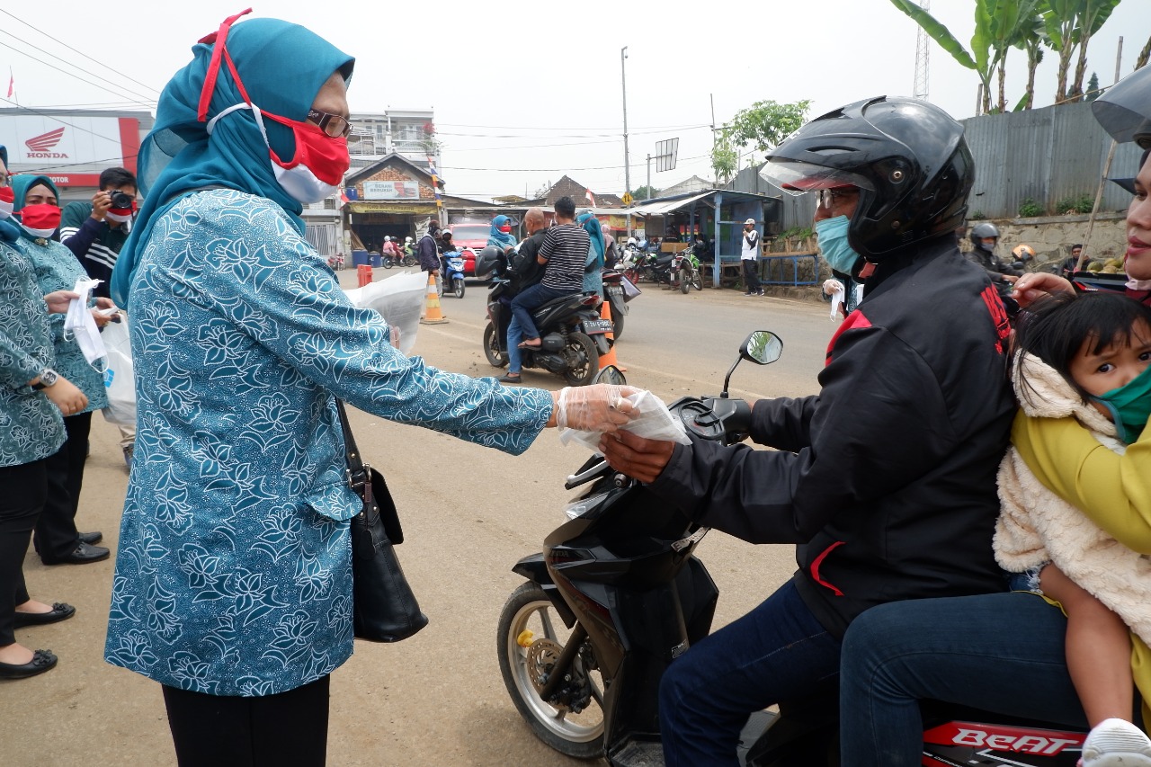 Ketua Tim Penggerak PKK Kabupaten Bandung Barat  Hj Yuyun Yuningsih Umbara Sutisna membagikan masker kepada warga (Foto: Heni Suheani/dara.co.id)