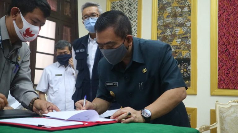 Wali Kota Cirebon Nashrudin Azis Pemerintah menandatangani kontrak kerjasama dalam penyediaan air minum yang berasal dari Jatigede (Foto: Yohanes/dara.co.id)