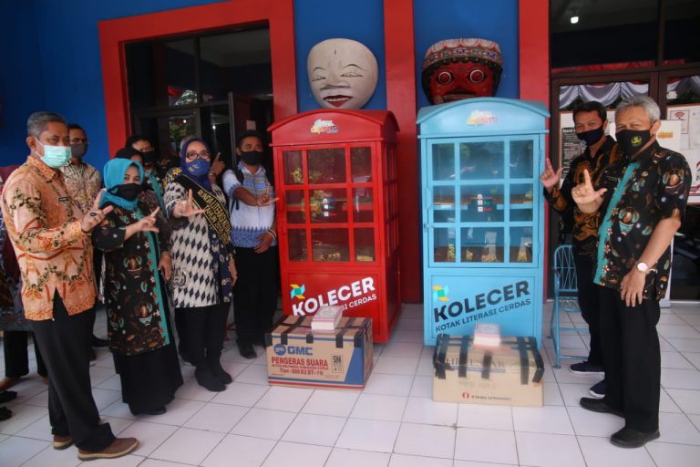 Wakil Wali Kota Cirebon, Eti Herawati (kedua kiri) saat menyerahkan bantuan Kotak Literasi Cerdas (Kolecer) di kantor Dinas Perpustakaan dan Kearsipan (Dispusipda) Kota Cirebon, Kamis (3/9/2020). (Foto: Yohanes Charles/dara.co.id)