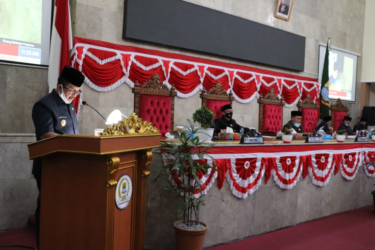 Bupati Cirebon Imron Rosyadi saat sidang paripurna pengesahan tiga Raperda (Foto: Yohanes/dara.co.id)