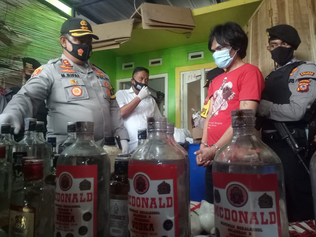 Kapolres Cianjur, AKBP Mochamad Rifai mengintrogasi tersangka penjual miras palsu. (Foto: Angga Purwanda/dara.co.id)