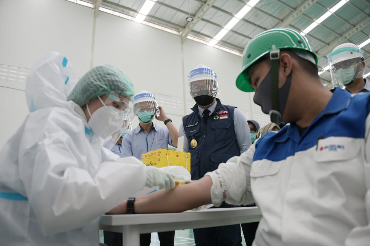 Gubernur Jawa Barat, Ridwan Kamil meninjau penerapan protokol kesehatan di kawasan industri di Deltamas, Cikarang, Kabupaten Bekasi, Jumat (4/9/2020). (Foto: Humas Pemprov Jabar)