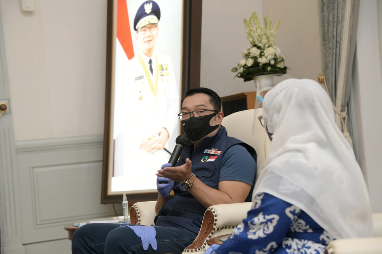 Ridwan Kamil saat melakukan verifikasi Kependudukan di Gedung Pakuan (Foto: Humas Pemprov Jabar) 