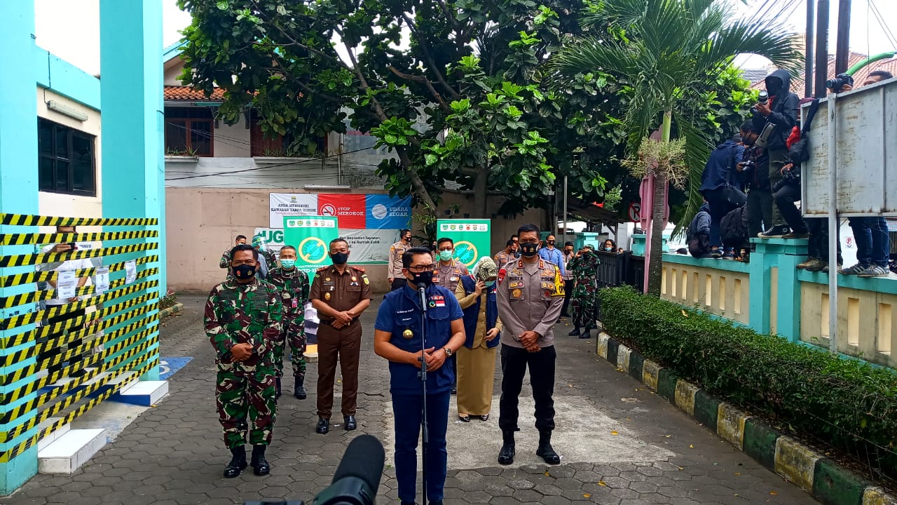 Ridwan Kamil saat konfrensi pers di Puskesmas Garuda
Foto: Ardian Resco/dara.co.id)