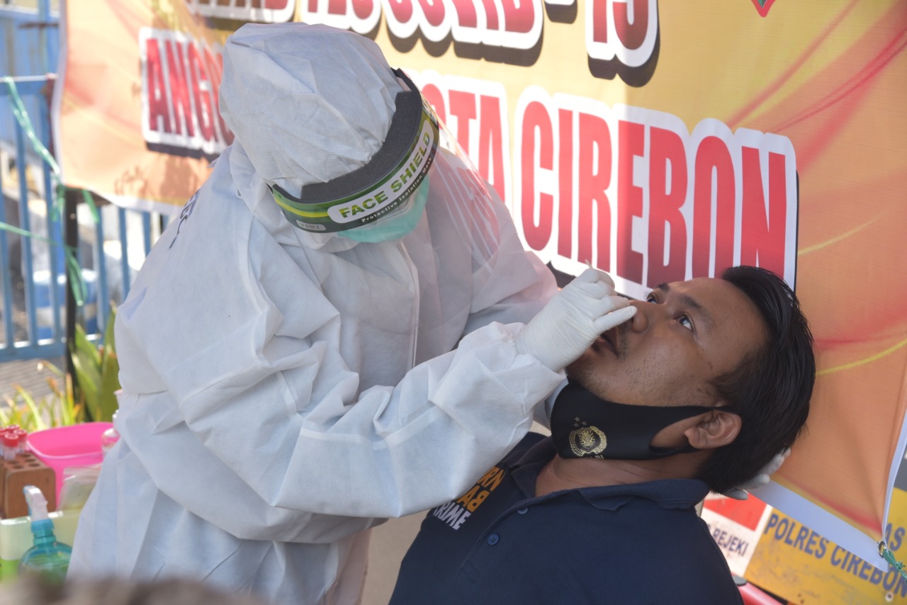 Polresta Cirebon melaksanakan tes swab sendiri bagi personelnya (Foto: Yohanes/dara.co.id) 
