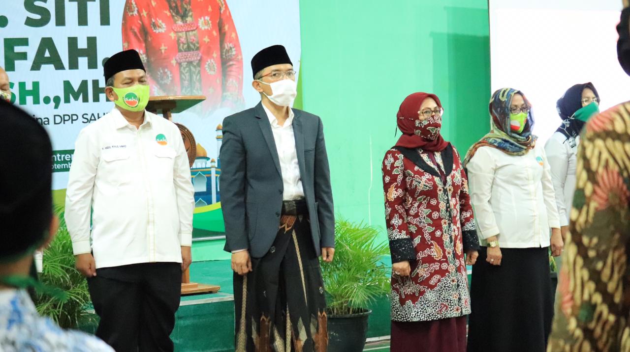 Dr. Hj. Siti Ma'rifah, Ketua Dewan Pembina Silaturahmi Umroh dan Haji Indonesia (SAHI) (ketiga dari kiri) saat berkunjung ke Ponpes Al-Mizan Jatiwangi, Majalengka (Foto: Yohanes/dara.co.id)