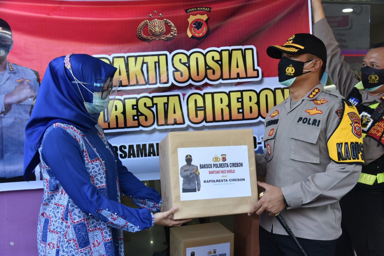 Kapolresta Cirebon Kombes Pol M Syahduddi menyerahkan bantuan APD ke RS Sumber Kasih (Foto: Yohanes/dara.co.id)