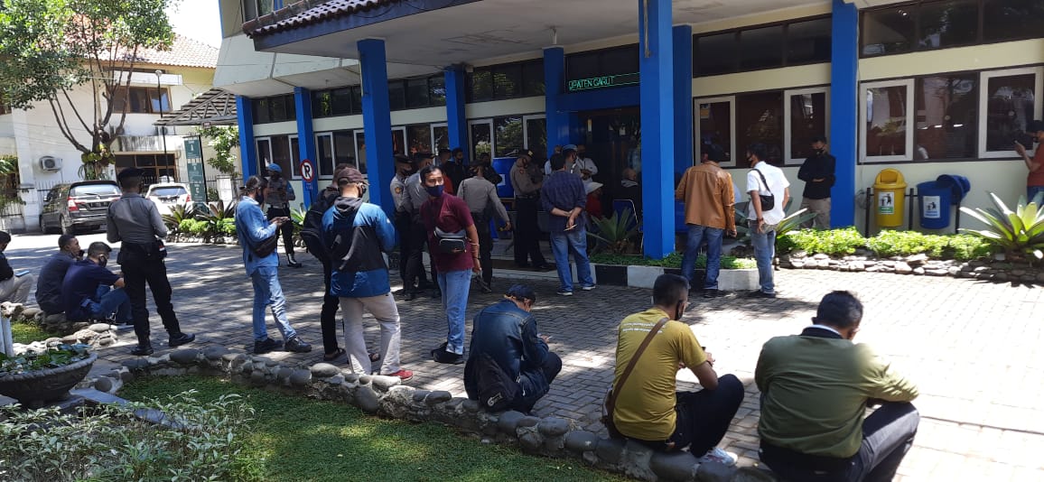 Sejumlah petani saat mendatangi Kantor Dinas Pertanan (Distan) Kabupaten Garut di Jalan Pembangunan, Kecamatan Tarogong Kidul, Kabupaten Garut, Rabu (23/9/2020) (Foto: Andre/dara.co.id)