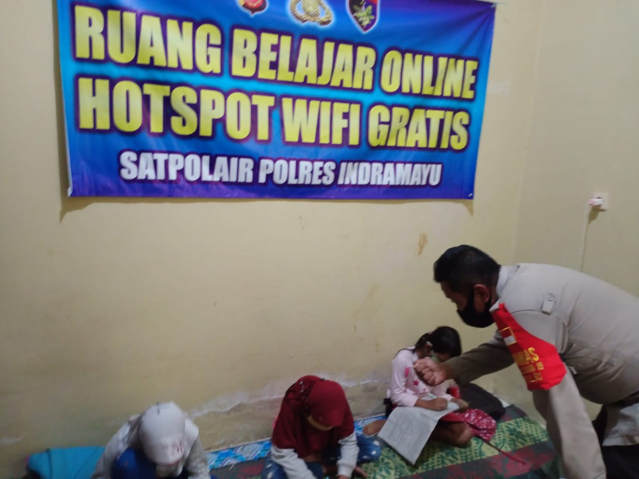 Siswa/siswi sedang belajar online di Mako Satpolair Polres Indramayu (Foto: Yohanes/dara.co.id)