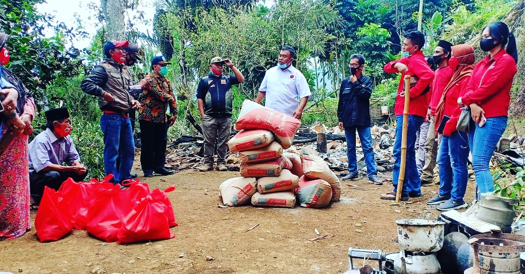 -Ketua DPC PDI Perjuangan (PDIP) Kabupaten Garut, Yudha Puja Turnawan, bersama jajaran saat mengunjungi korban musibah kebakaran di Kampung  Cigunung, dan rumah Mak Eroh di di Kampung Cidangdrat, Desa Girimukti, Kecamatan Singajaya, Kabupaten Garut untuk memberi bantuan (Foto: Andre/dara.co.id)