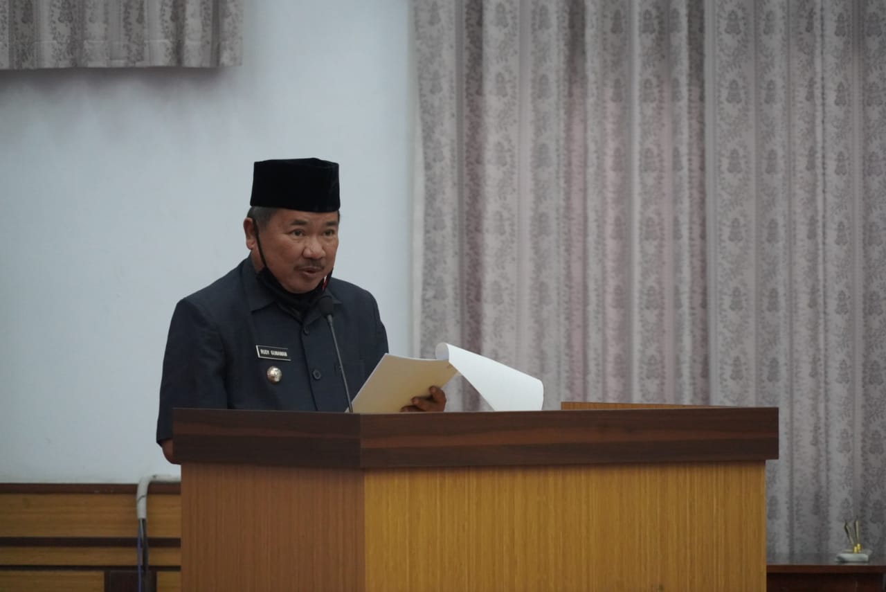 Bupati Garut Rudy Gunawan menyampaikan Nota Pengantar Rancangan Peraturan Daerah (Raperda) Perubahan APBD TA 2020 (Foto: Andre/Istimewa)