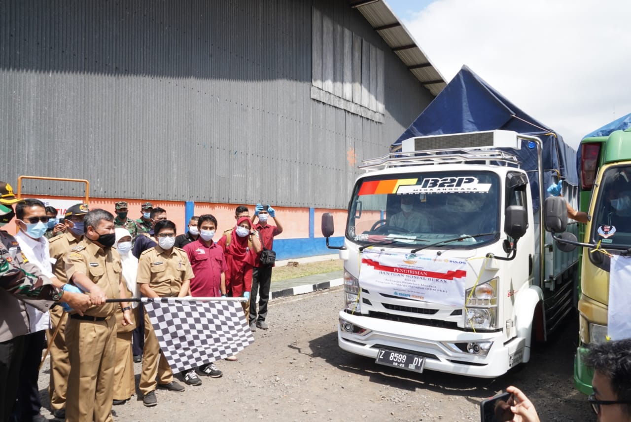 Bupati Garut, Rudy Gunawan beserta, jajaran Kementrian Sosial dan Bulog Garut meluncurkan program penyaluran Bantuan Sosial Beras (BSB) tahun 2020 untuk Keluarga Penerima Manfaat (KPM) Program Keluarga Harapan (PKH) di Kabupaten Garut, di Halaman Kantor Bulog Garut, Jalan Otista (Foto: Andre/dara.co.id)