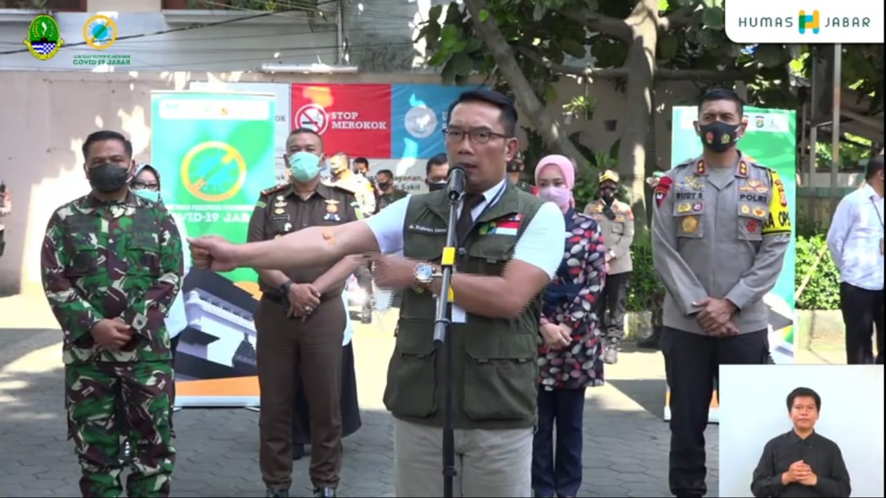 Ridwan Kamil saat menunjukan bukti pengambilan darah di lengan kanannya (Foto: Istimewa)