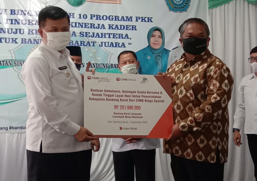 Bupati Bandung Barat, Aa Umbara Sutisna (kiri) menerima bantuan secara simbolis yang diserahkan oleh Executive Vice President Head of Syariah Consumer, Product and Business Analytics CIMB Niaga, Bung Aldilla di Kantor Desa Puncak Sari, Kecamatan Sindangkerta, KBB, Rabu (2/9/2020). (Foto: Heni Suhaeni/dara.co.id)