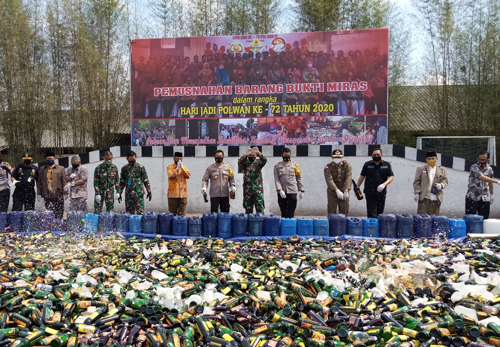 Pemusnahan belasan ribu botol miras oleh jajaran Polresta Bandung dan Forkopimda Kabupaten Bandung di Lapangan Uji SIM Mapolresta Bandung, Soreang, Kabupaten Bandung, Kamis (3/9/2020). (Foto: Verawati/dara.co.id)