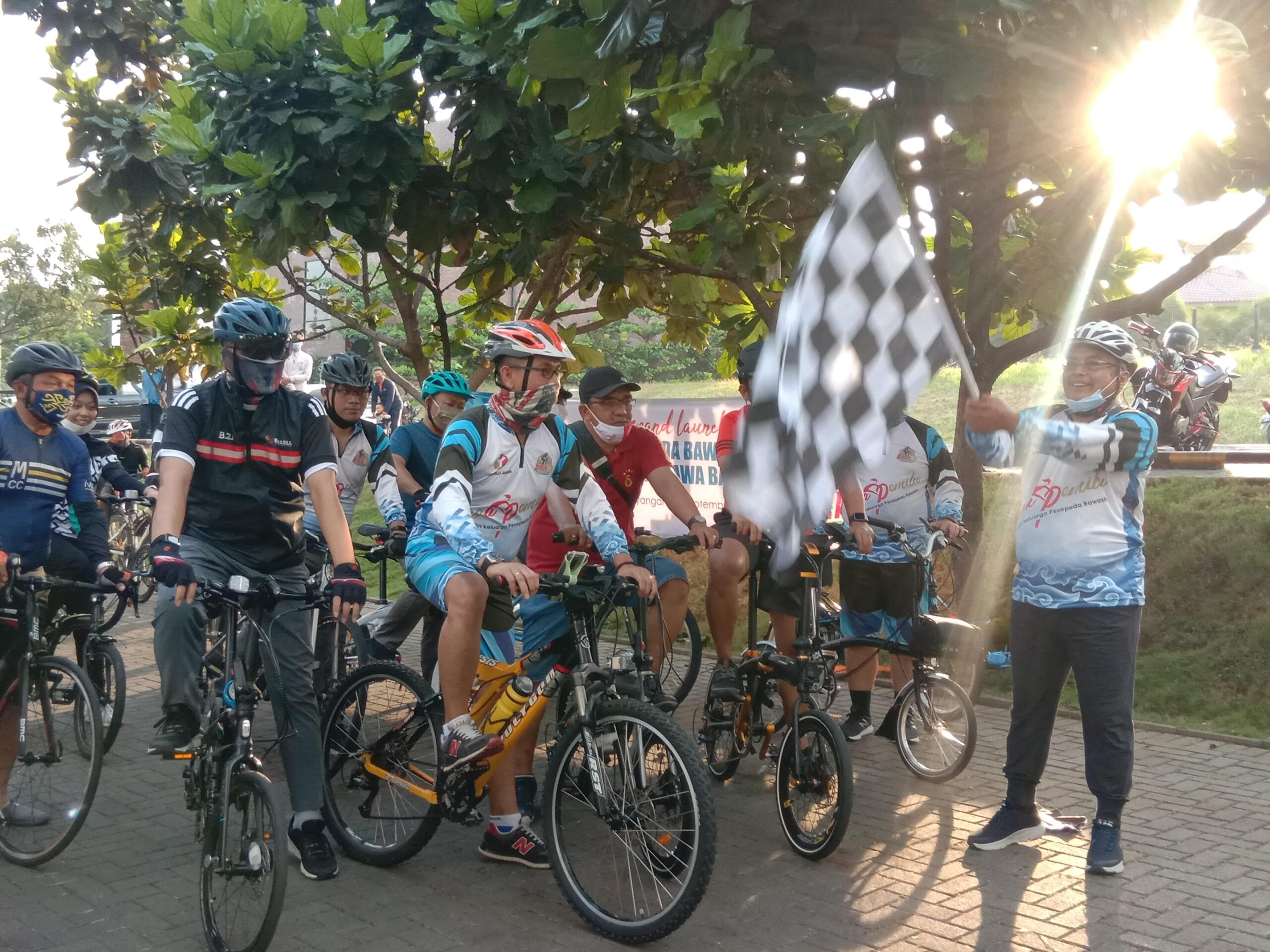 Sekjen Bawaslu Gunawan Suswantoro melepas anggota Bawaslu se-Jabar saat gowes sepeda (Foto: Heni Suhaeni/dara.co.id)