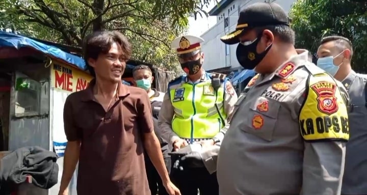 Foto: Kapolres Cianjur AKBP Mochamad Rifai menegur seorang warga yang kedapatan tidak menggunakan masker saat aktivitas di luar rumah. (Purwanda/dara.co.id)