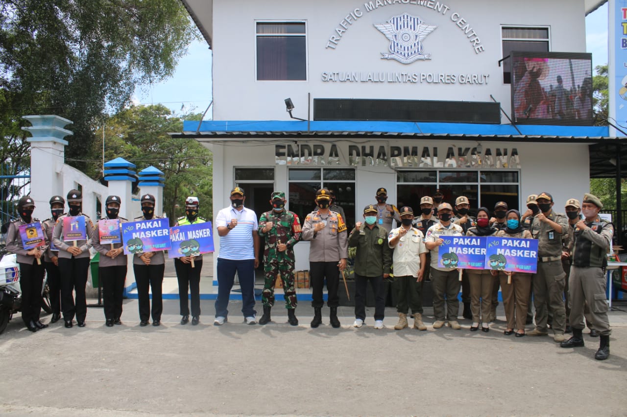 
Tim gabungan saat melakukan Operasi Yustisi di Bunderan Tarogong, Kecamatan Tarogong Kaler, Jumat (25/9/2020). (Foto : andre/dara.co.id)
