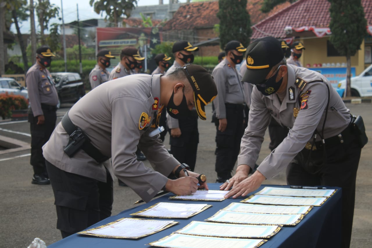 Kapolres Garut, AKBP Dede Yudy Ferdiansah, saat memimpin upacara Serah Terima Jabatan (Sertijab) sejumlah perwira di lingkungan Polres Garut, bertempat di halaman Polres Garut, Jalan Sudirman, Kabupaten Garut, Sabtu (26/9/2020) (Foto: istimewa)
