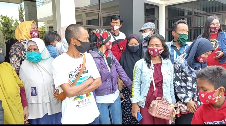 Puluhan warga Desa Cigadog, Kecamatan Cikelet, Kabupaten Garut mendatangi Kantor Kejaksaan Negeri (Kejari) Garut untuk melaporkan adanya dugaan kasus Korupsi dana desa. (Foto: Andre/dara.co.id)
