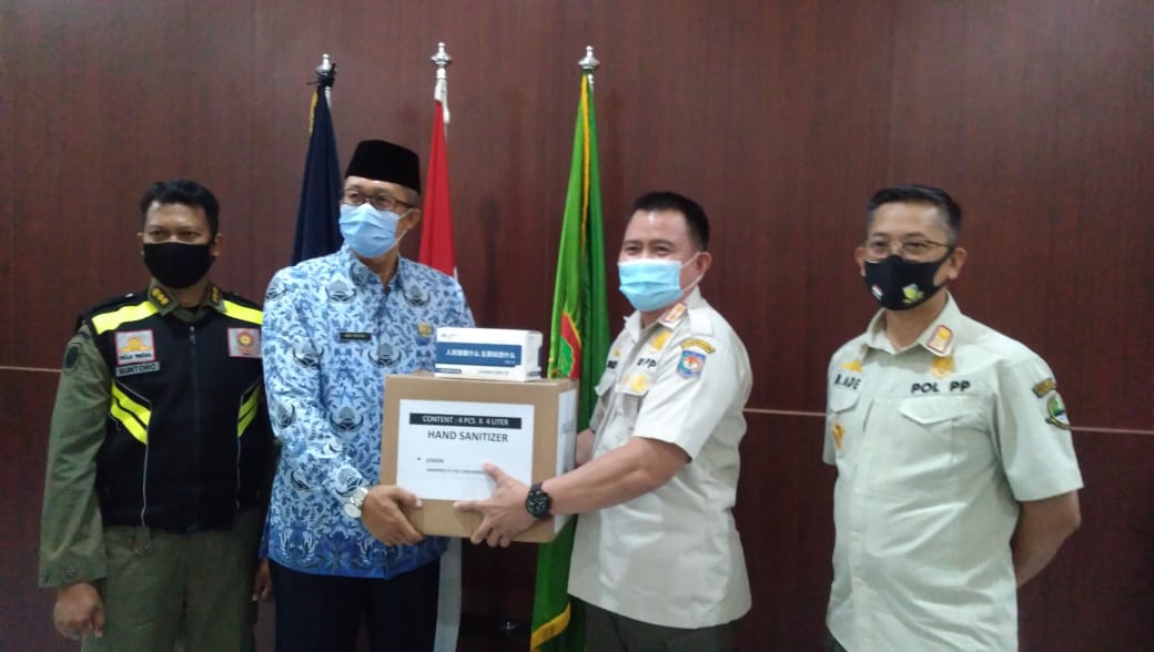 Direktur Satpol PP Kemendagri Berthard menyerahkan bantuan masker kepada Sekda Kota Cirebon Agus Mulyadi (Foto: Yohanes/dara.co.id)