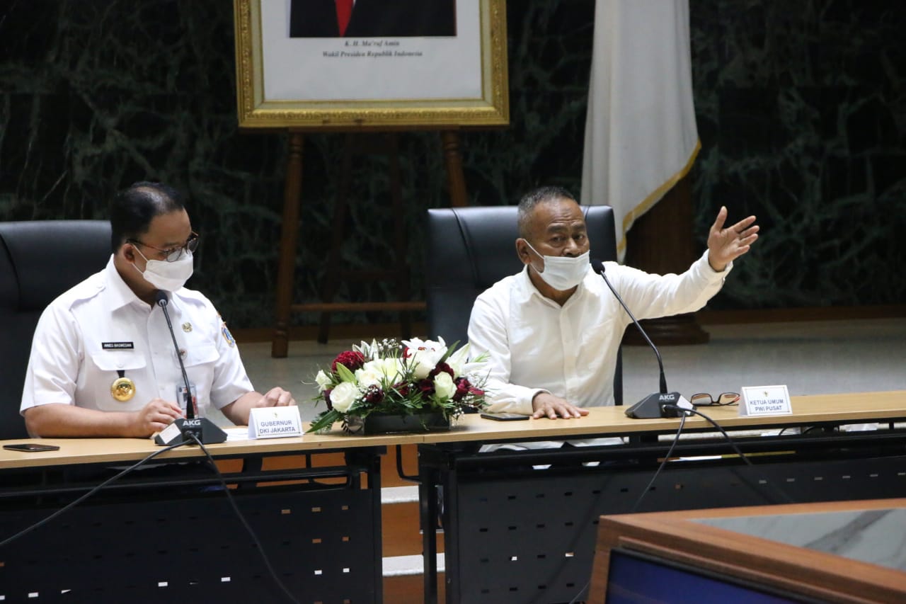 Ketua Umum PWI Pusat, Atal S Depari bertemu langsung dengan Gubernur DKI Jakarta Anies Baswedan membahasa Hari Pers Nasional 20121 (Foto: Istimewa)